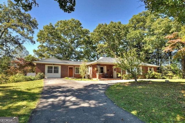 ranch-style house featuring a front yard