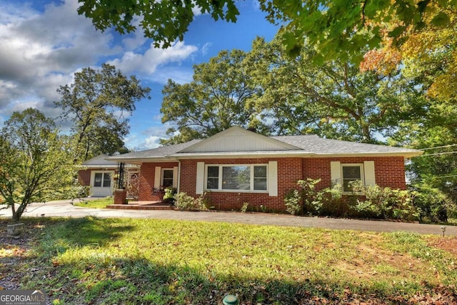 ranch-style home featuring a front yard