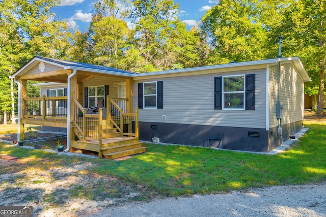 view of front of home featuring a front yard