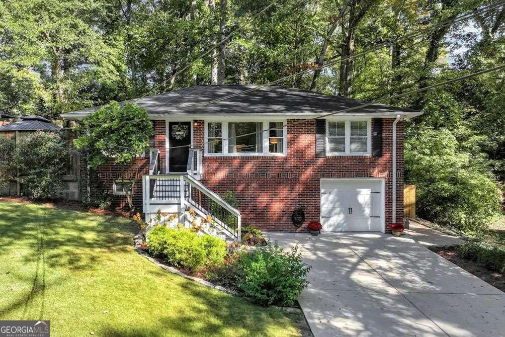 view of front of house featuring a garage and a front yard