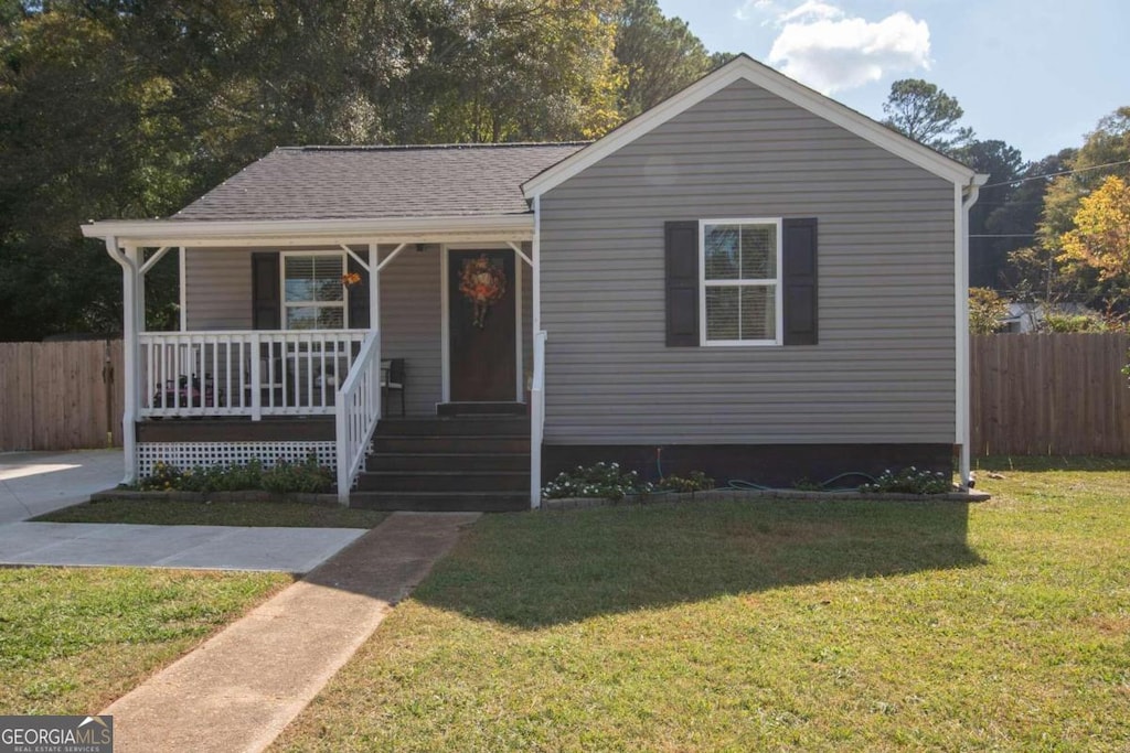 view of front of property featuring covered porch and a front yard