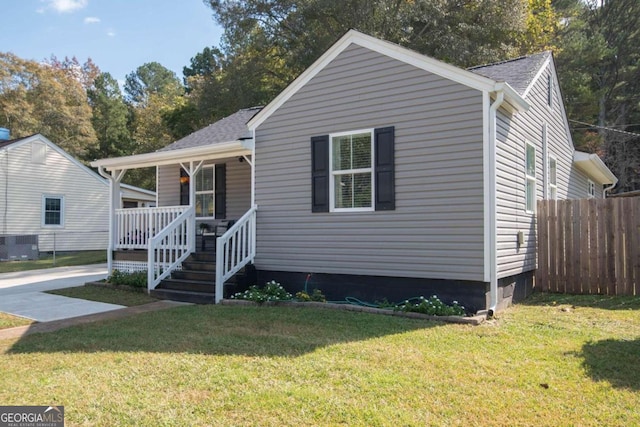 view of front of home featuring central AC and a front lawn