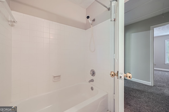 bathroom with tiled shower / bath