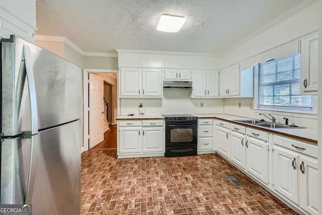 2459 Jacks View Ct, Snellville, GA 30078 - kitchen featuring freestanding refrigerator, black / electric stove, brick patterned floors, a sink, and under cabinet range hood
