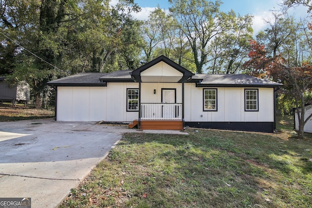 ranch-style home with a porch and a front lawn