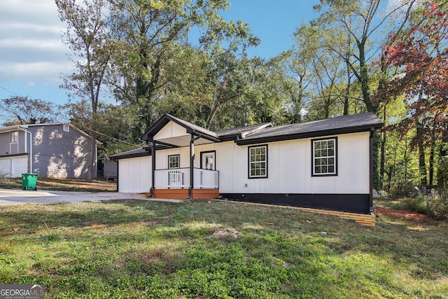 view of front facade with a porch and a front lawn