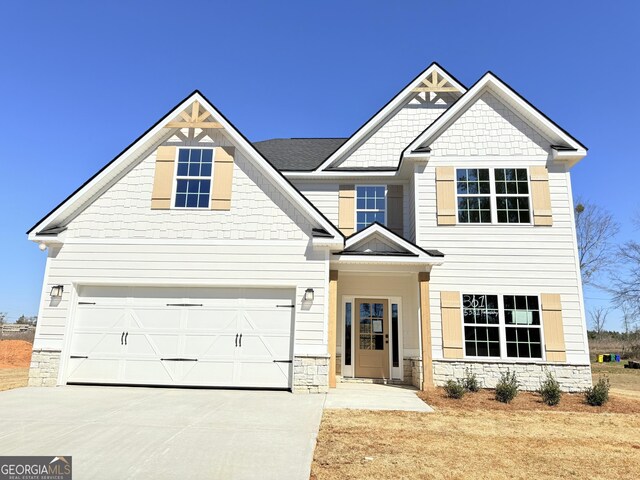 view of front facade featuring a front yard