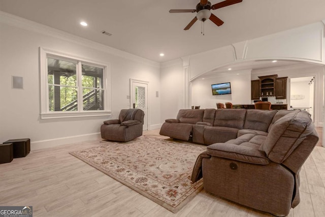 living room featuring light hardwood / wood-style flooring, crown molding, and ceiling fan