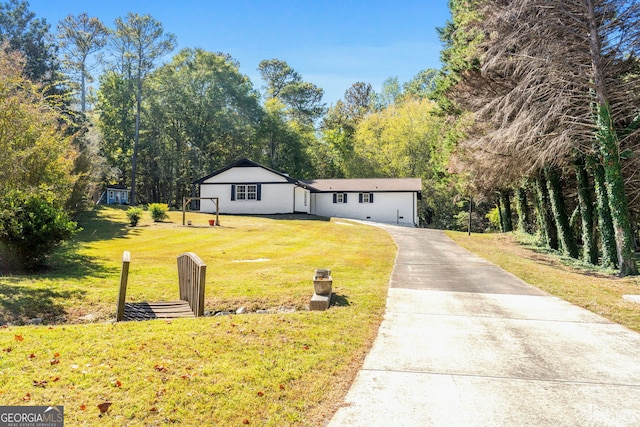 view of front of home featuring a front lawn