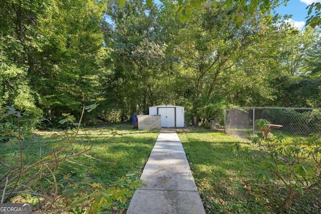 view of yard featuring a storage unit