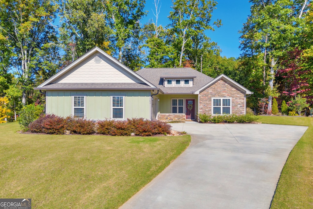 view of front of property featuring a front yard