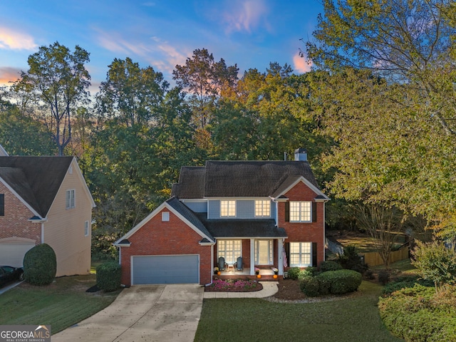 view of front of property featuring a lawn