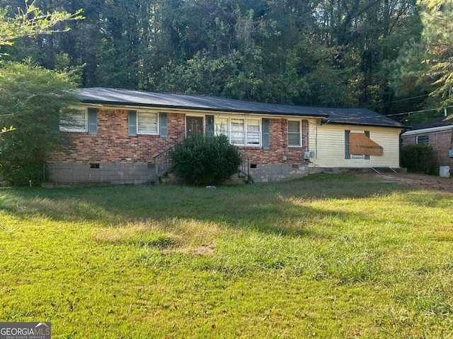 single story home featuring a front lawn