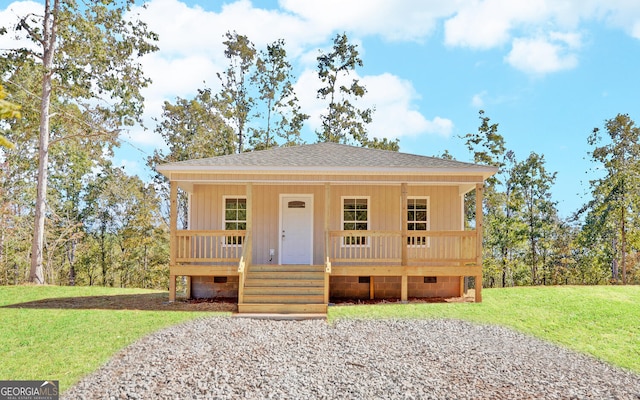 view of front of property featuring covered porch and a front lawn