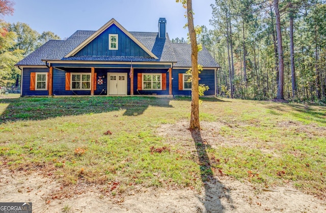 view of front facade with a front yard