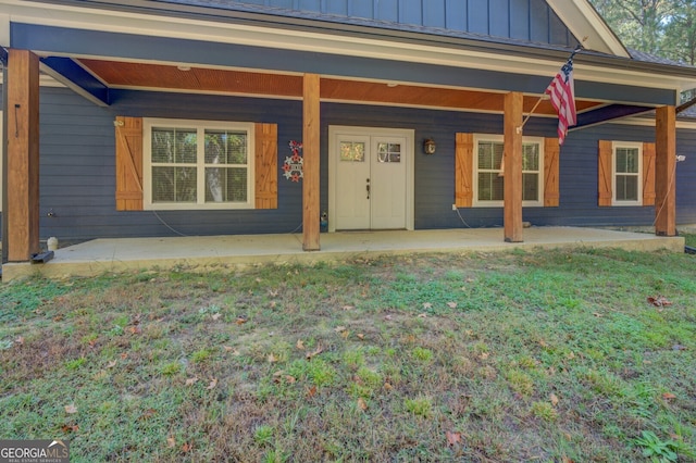 view of front of home with a porch and a front lawn