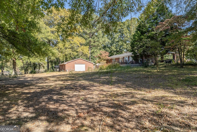 view of yard with an outbuilding