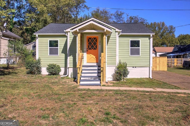 bungalow-style home featuring a front lawn