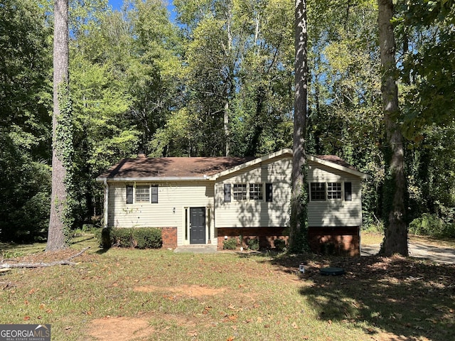 split foyer home featuring a front lawn