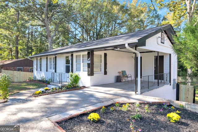 single story home with a porch