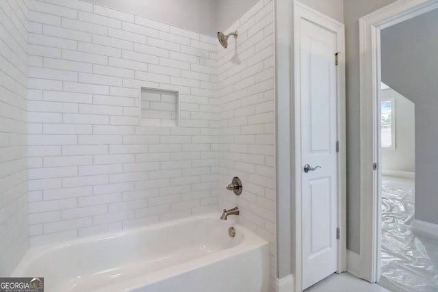 bathroom featuring tiled shower / bath combo