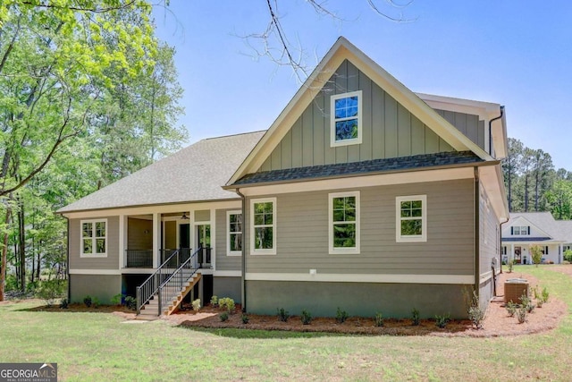 view of front of house featuring a front lawn and covered porch