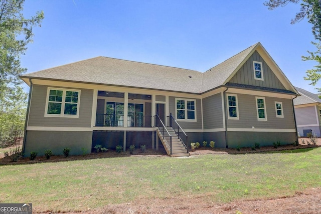 view of front of property featuring a front lawn