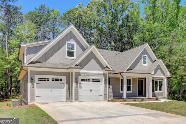 craftsman house featuring a garage and a front lawn