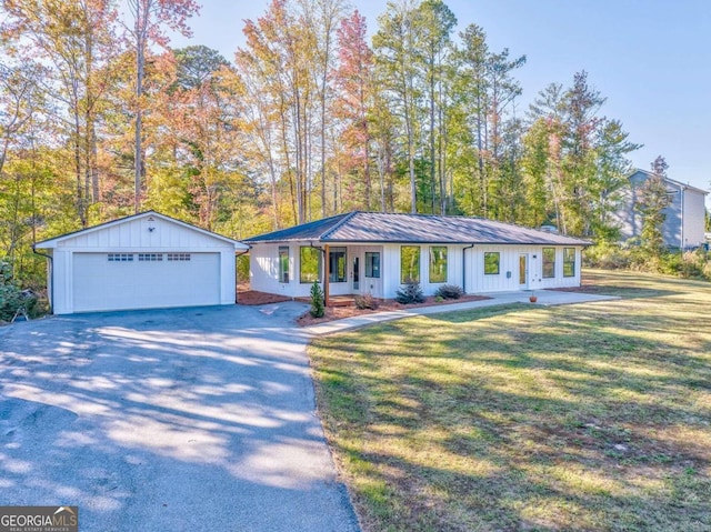 ranch-style home with a front yard and covered porch