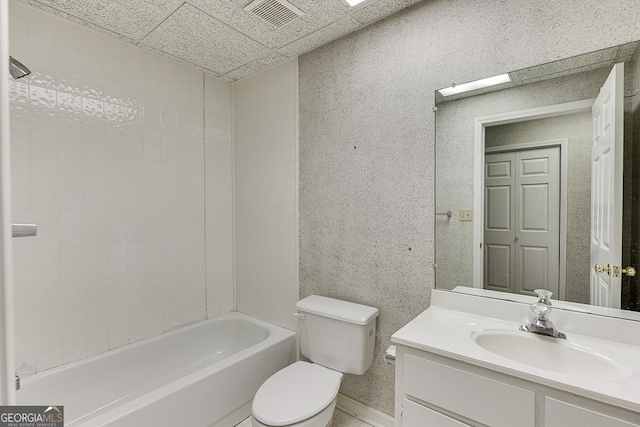 full bath with baseboards, bathtub / shower combination, vanity, toilet, and visible vents