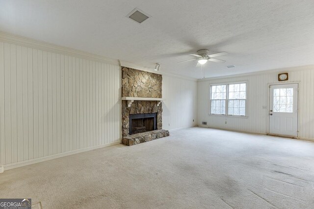 carpeted empty room featuring crown molding, a textured ceiling, and an inviting chandelier