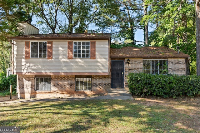 tri-level home featuring a front lawn