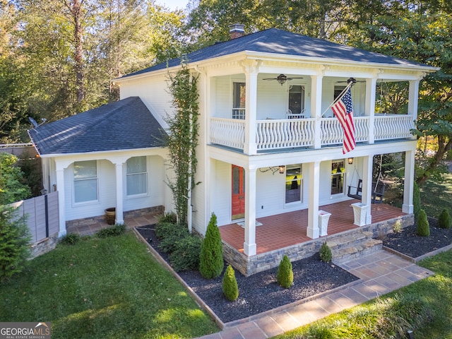 view of front of house featuring a porch, a front yard, and ceiling fan