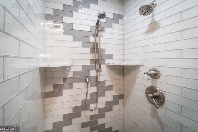 bathroom featuring a tile shower