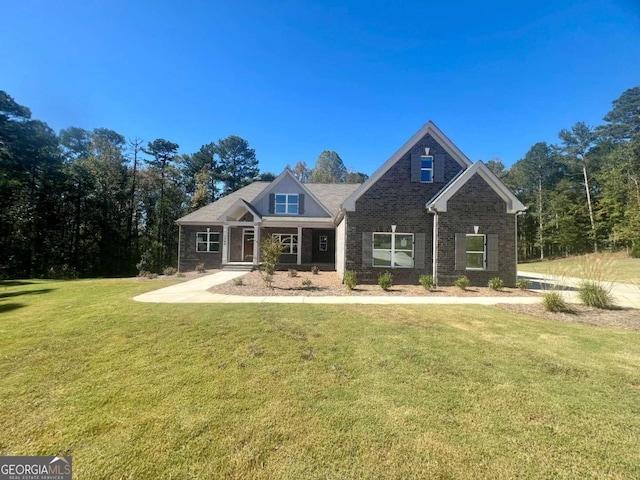 craftsman inspired home featuring a front yard