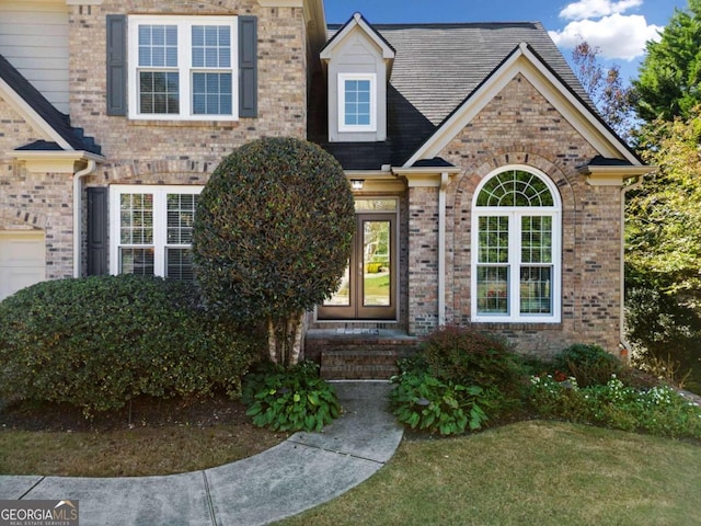 view of front of home featuring a front lawn