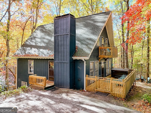 view of front of home featuring a wooden deck