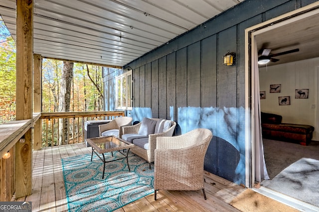 sunroom featuring ceiling fan