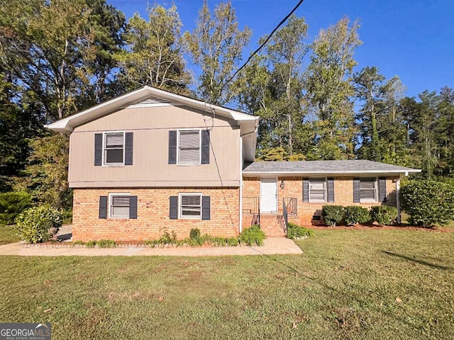 split level home featuring a front yard