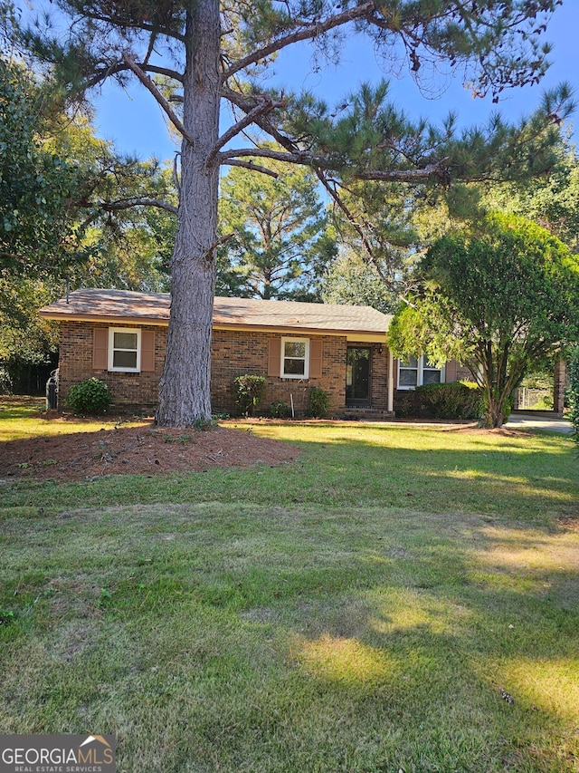 view of front of property featuring a front lawn