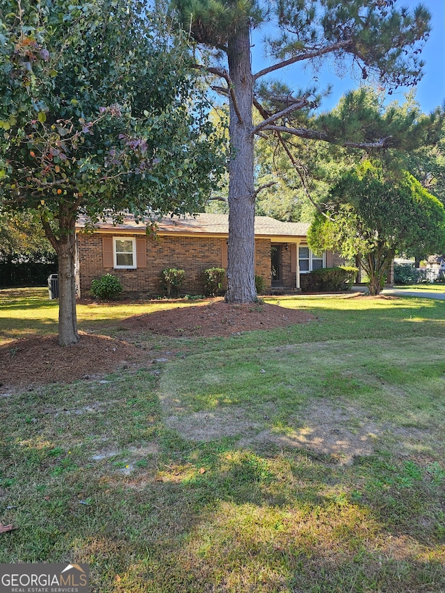 view of front of property featuring a front lawn