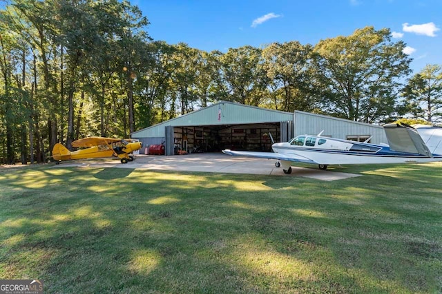 view of yard featuring an outdoor structure