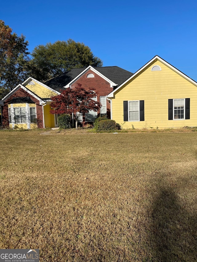 view of front facade with a front yard