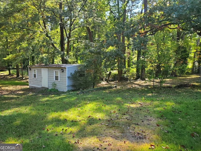 view of yard featuring an outbuilding