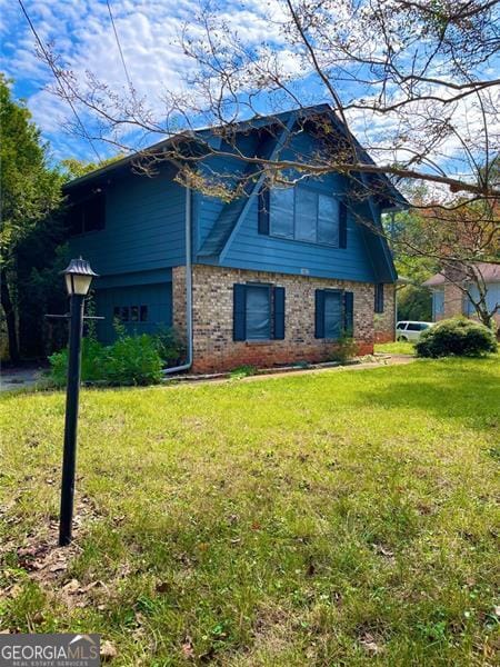 view of side of property featuring a yard