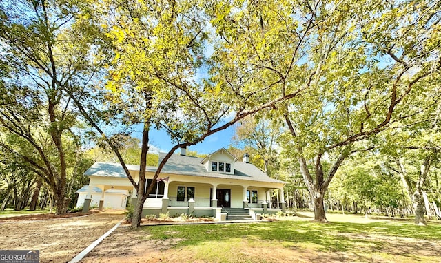 view of front of home featuring a porch and a front lawn