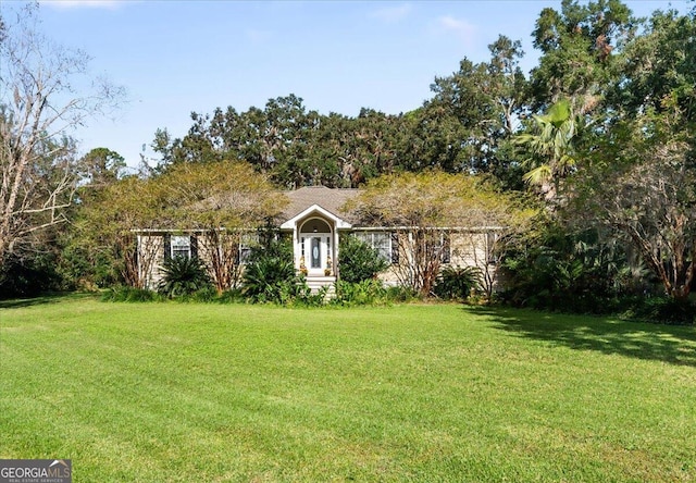 view of front of property with a front lawn