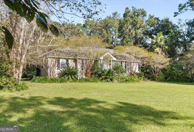 view of front of property featuring a front lawn