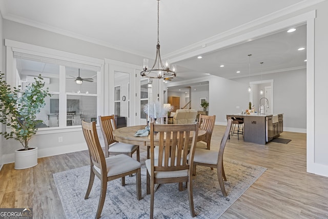 dining area featuring light wood-style floors, baseboards, ornamental molding, and recessed lighting