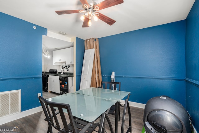 dining room featuring sink, ceiling fan, wine cooler, and dark hardwood / wood-style flooring